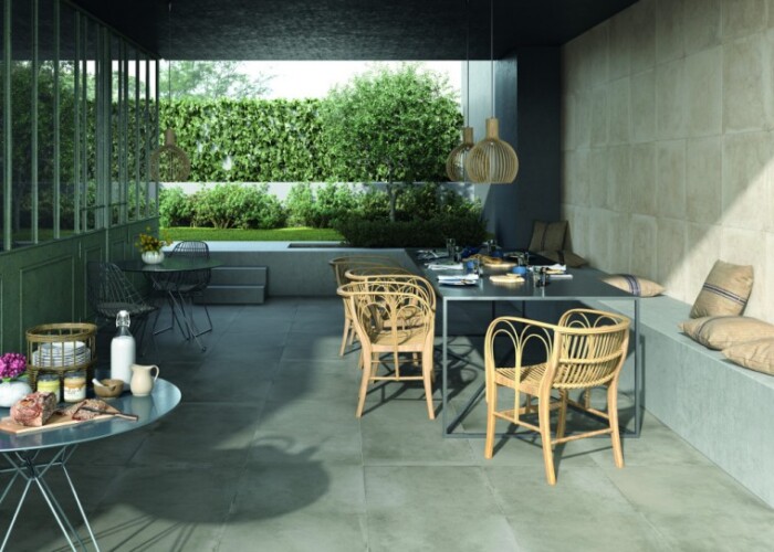 Wunderschön geflieste Terrasse