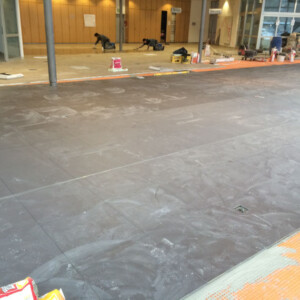 Fliesenleger bei der Arbeit