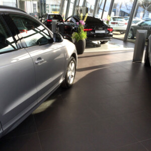 Verlegte Fliesen in einem Autohaus durch die Firma Fliesen-Sepp GmbH & Co. KG