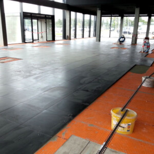 Halbfertig geflieste Halle durch die Mitarbeiter der Firma Fliesen-Sepp