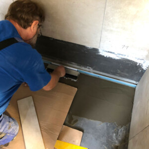 Fliesenleger bei der Arbeit