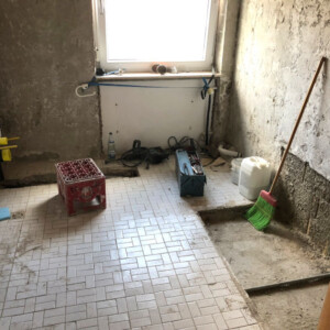 Vorbereitetes Bad zur Sanierung durch die Firma Fliesen-Sepp GmbH & Co. KG